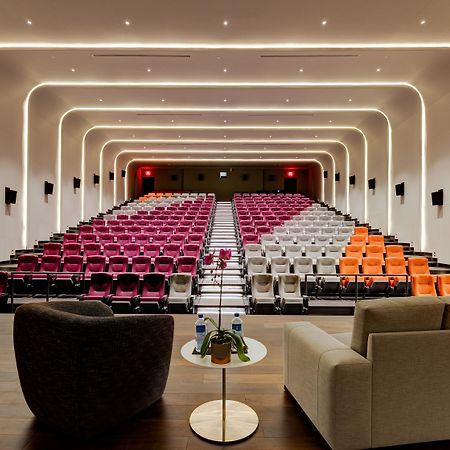 호텔 X 토론토 바이 라이브러리 호텔 콜렉션 외부 사진 The movie theater at The Standard East Village