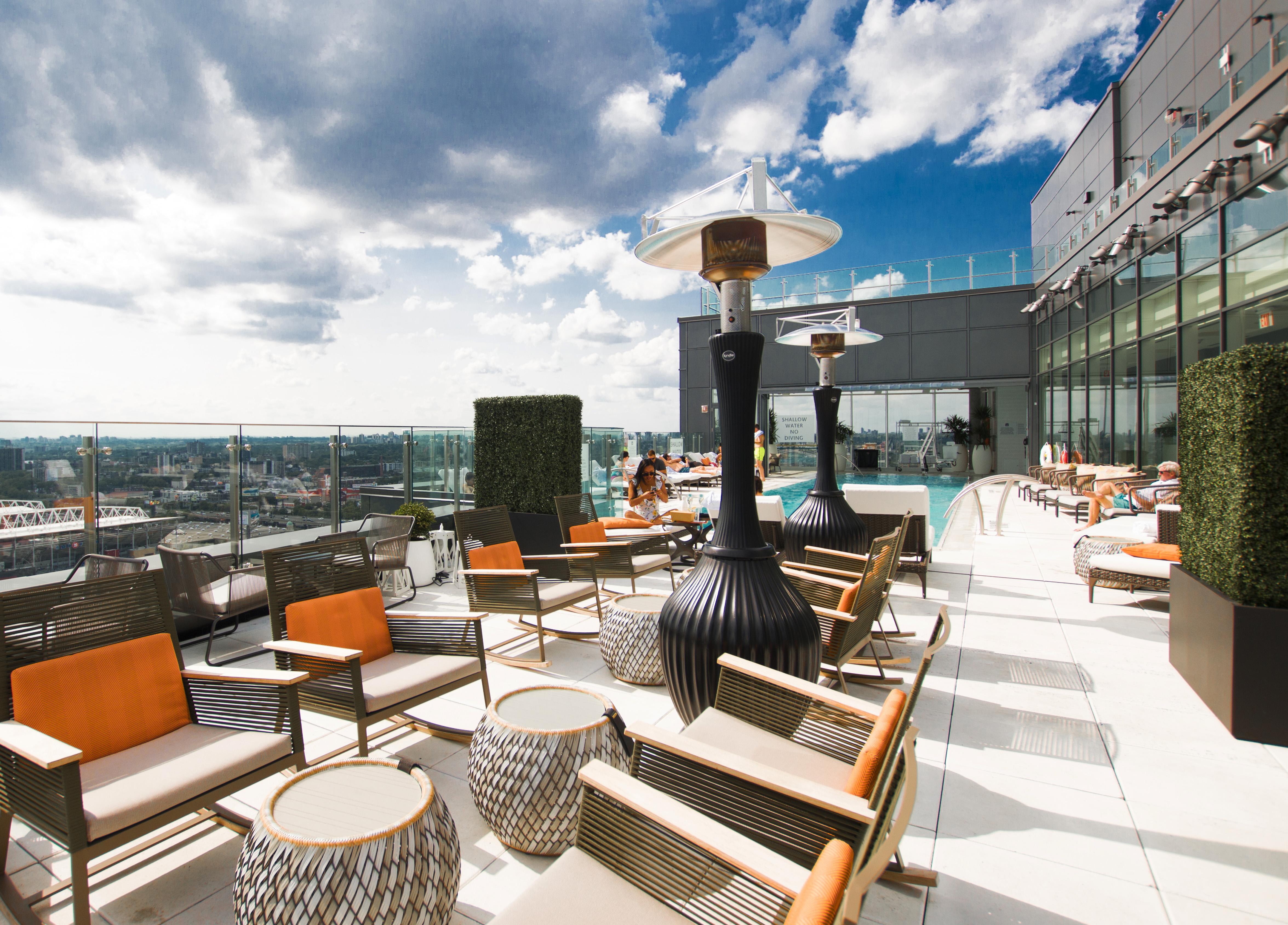 호텔 X 토론토 바이 라이브러리 호텔 콜렉션 외부 사진 The rooftop pool at the InterContinental