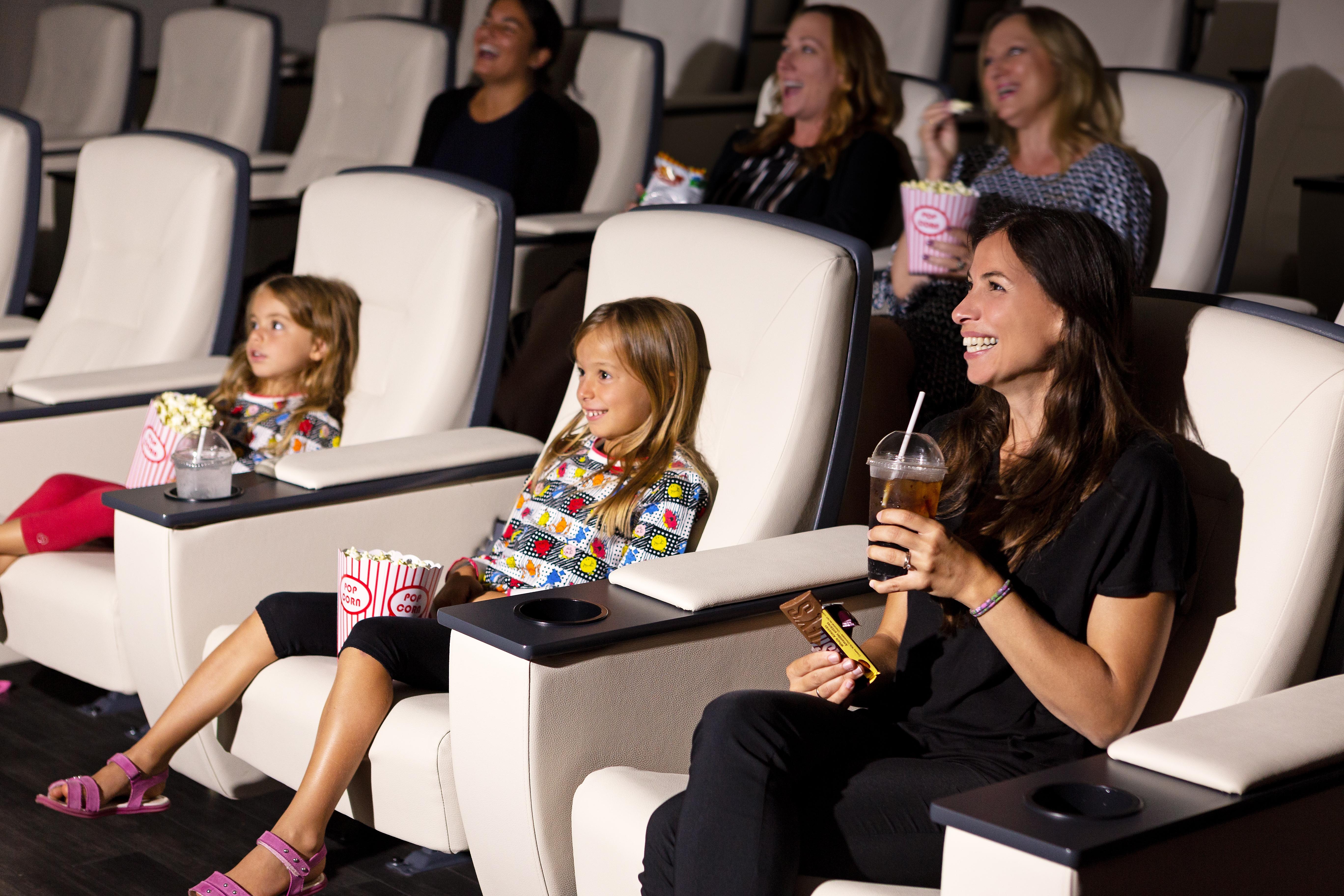 호텔 X 토론토 바이 라이브러리 호텔 콜렉션 외부 사진 Moviegoers at a movie theater
